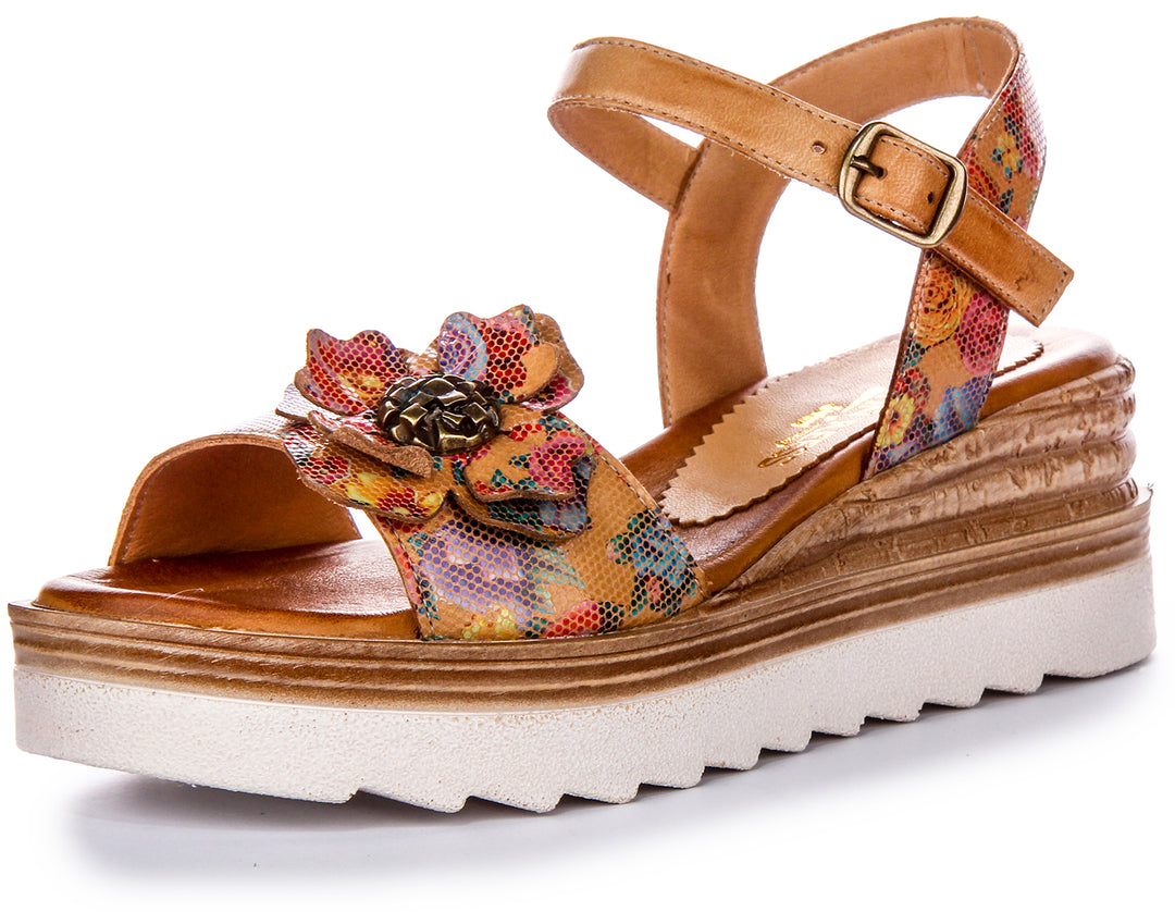 Sandales en cuir pour femmes Justinreess Tania en tan avec une petite semelle compensée à bout ouvert floral et boucle