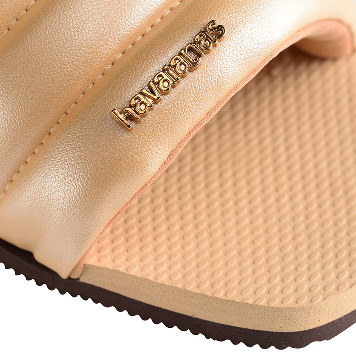 Havaianas You Milan Metallic Sandalia Puffy con puntera cuadrada para mujer en dorado