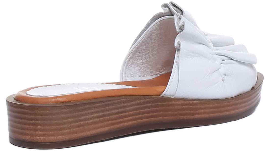JUSTINREESS Myra Women's Ruffle Soft Leather Sandal In White Myra Sandale à volants en cuir souple pour femmes, en blanc