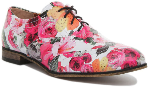 JUSTINREESS Kalina Zapatos brogue de piel con estampado floral para mujer en blanco