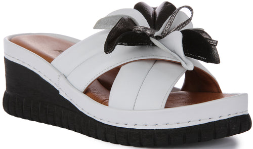 JUSTINREESS Ariel Sandalo con zeppa comfort in pelle da donna in bianco